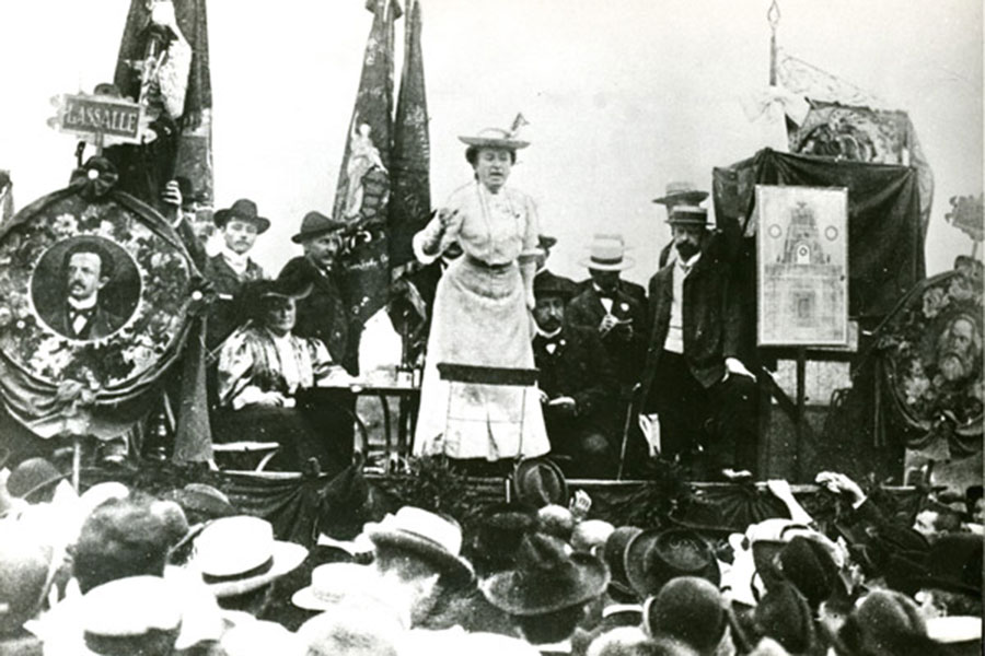 Resim-5_Rosa-Luxemburg-1907i-kinci-Enternasyonal-Sosyal-Demokrat-Kongresinde-konu-ma-yaparken